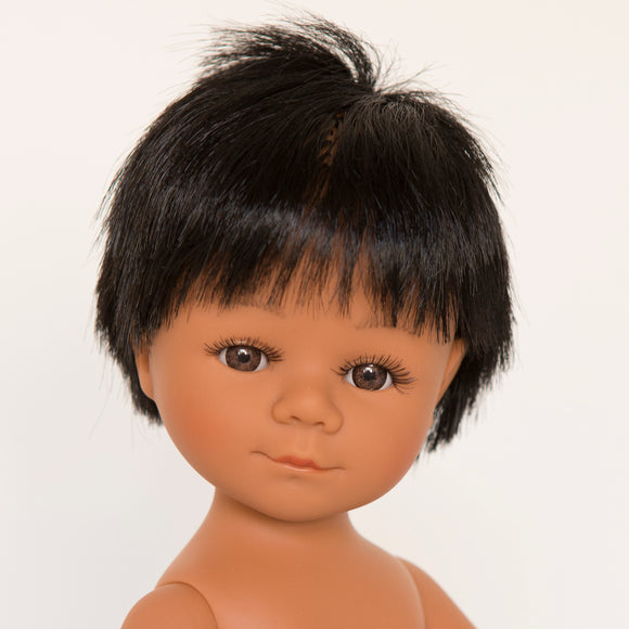 Poupée mixte aux cheveux noirs et aux yeux marron. Fabriquée en Espagne, elle mesure 36cm 