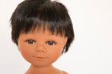 Poupée mixte aux cheveux noirs et aux yeux marron. Fabriquée en Espagne, elle mesure 36cm 